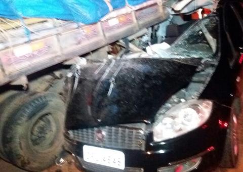 Carro fica destruído ao parar embaixo de caminhão e motorista vivencia milagre