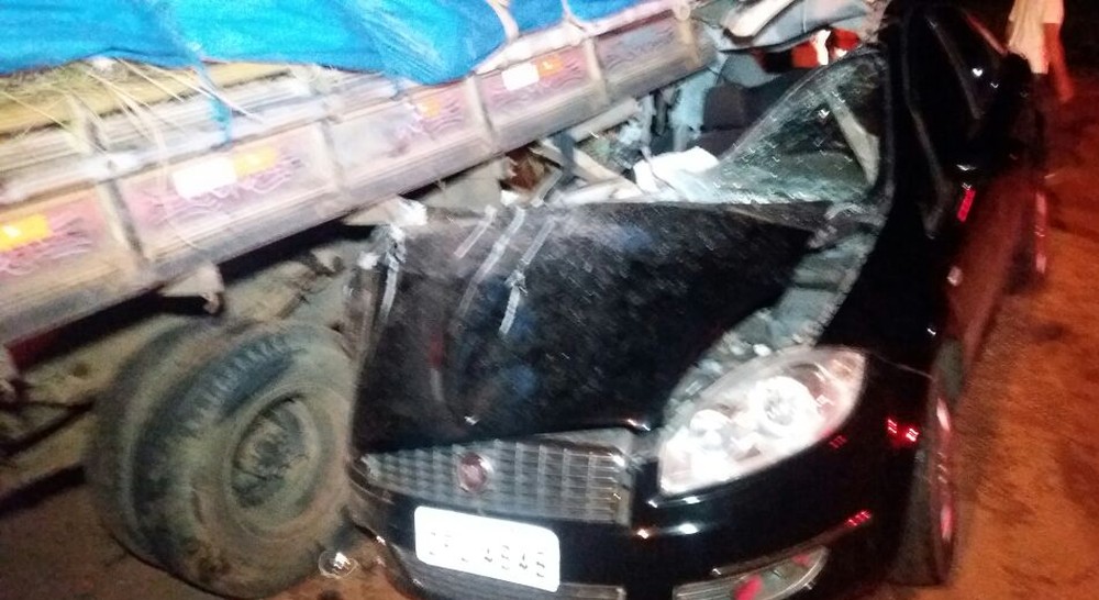 Carro fica destruído ao parar embaixo de caminhão e motorista vivencia milagre