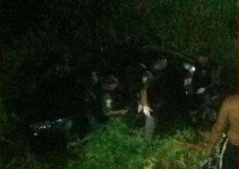 Duas pessoas ficam feridas após carro cair em orla de Manaus