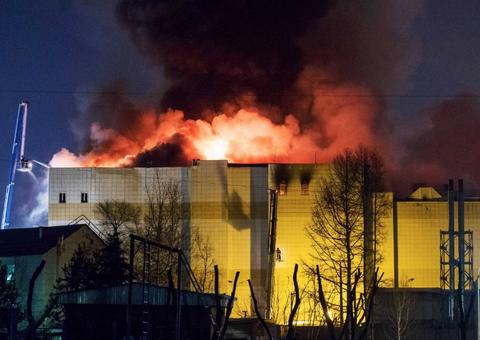 Sobe para 64 número de mortos em incêndio a shopping na Rússia
