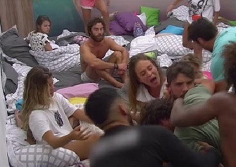 Participante de reality é expulso após agredir outro com mata-leão 