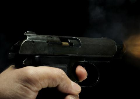 Dono de bar é alvejado e pula de barranco para fugir da morte em Manaus