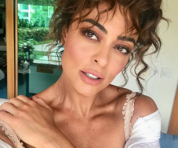 Comemorando 39 anos, Juliana Paes ostenta corpo definido em biquíni vermelho