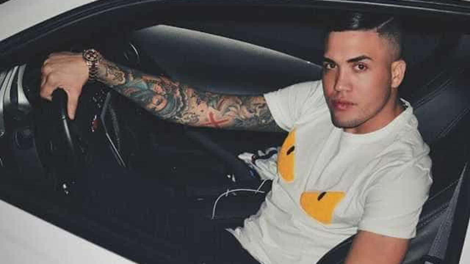 Carro de luxo de funkeiro se parte no meio em colisão e deixa um morto