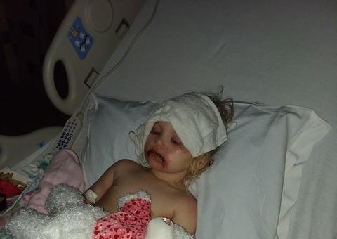 Criança vai parar no hospital após usar maquiagem infantil