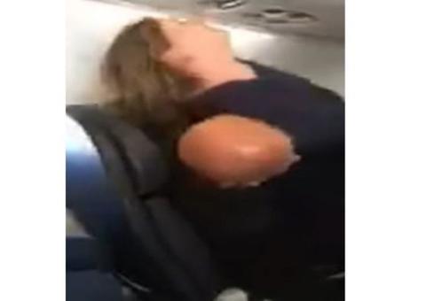  Mulher grita 'eu sou Deus' e tenta abrir porta de avião durante voo. Assista