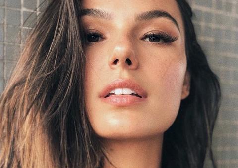 Ísis Valverde dá surra de beleza em biquíni e choca ao surgir sem maquiagem