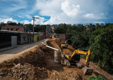 Prefeitura realiza recuperação de área com barranco profundo em bairro de Manaus