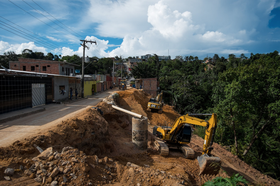Prefeitura realiza recuperação de área com barranco profundo em bairro de Manaus