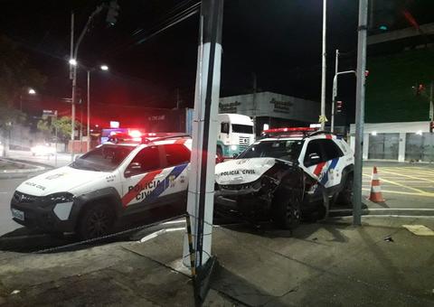 Colisão entre carro e viatura da PC deixa um ferido em Manaus