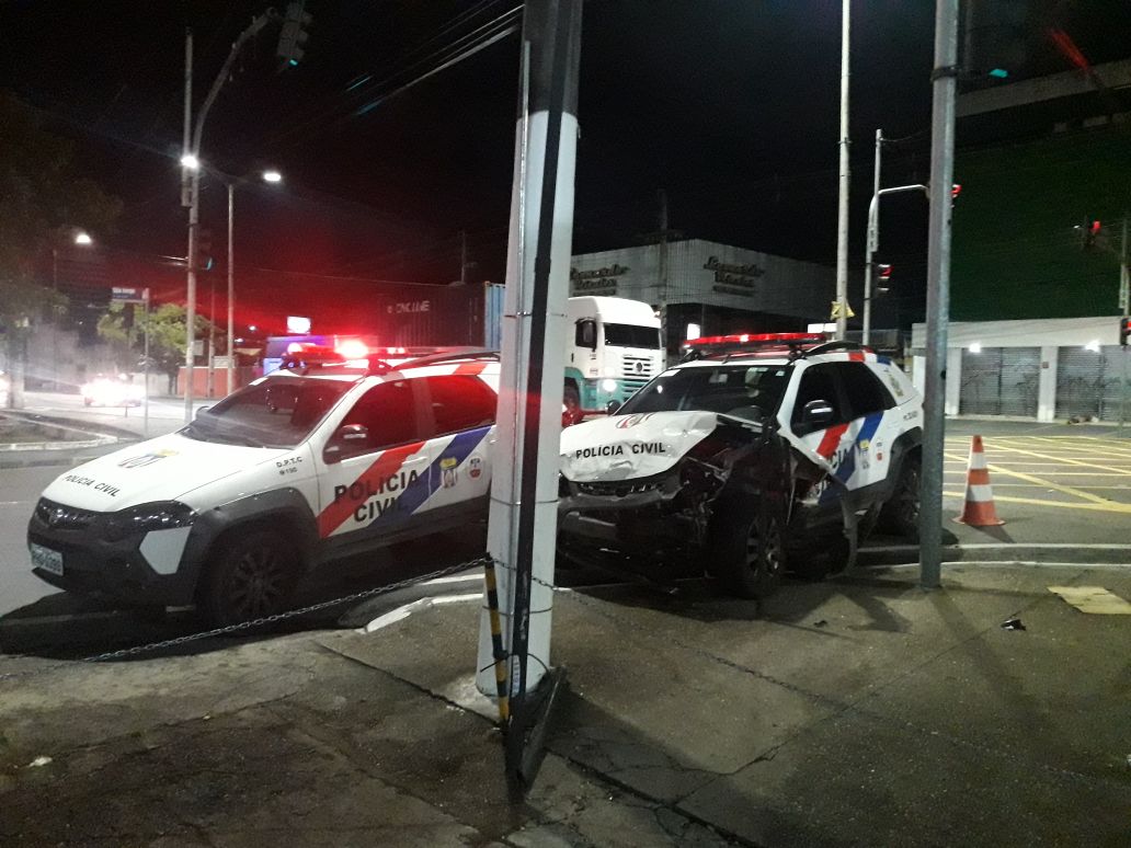 Colisão entre carro e viatura da PC deixa um ferido em Manaus
