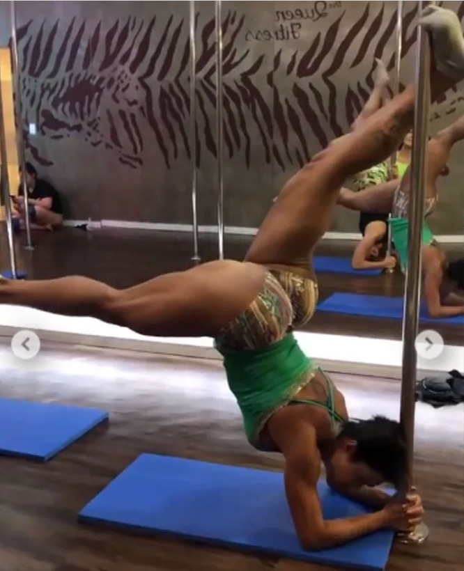 De bumbum para cima, Gracyanne Barbosa impressiona no pole dance