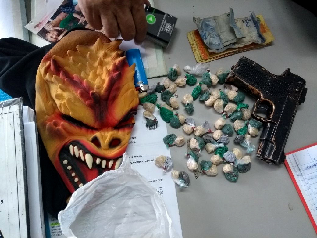 Homem é preso com drogas e arma de brinquedo em terminal de ônibus em Manaus