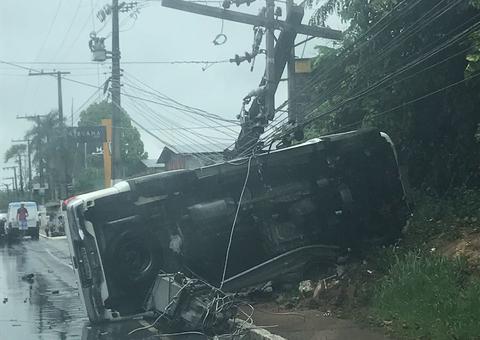 Hilux derruba poste após capotar e causa congestionamento em avenida de Manaus