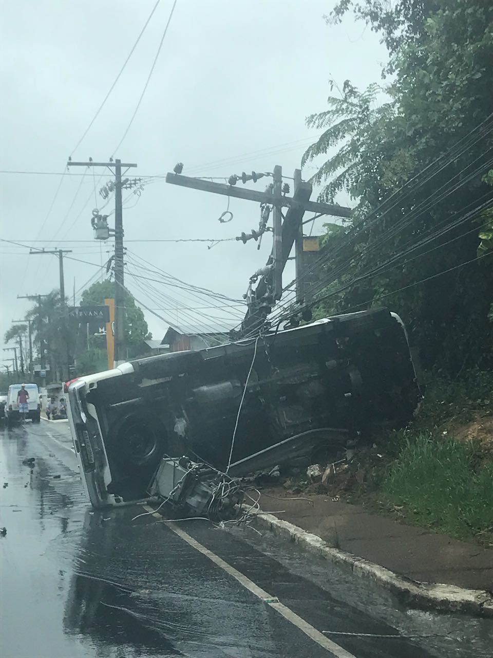 Hilux derruba poste após capotar e causa congestionamento em avenida de Manaus