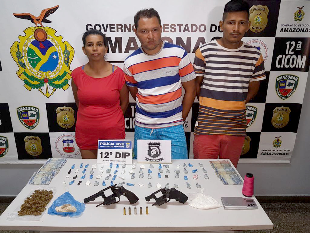 Trio é preso com armas e drogas em beco de Manaus