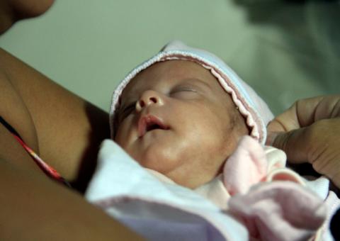 Após lutar para sobreviver, bebê mais prematura nascida em hospital público tem alta