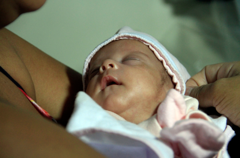 Após lutar para sobreviver, bebê mais prematura nascida em hospital público tem alta