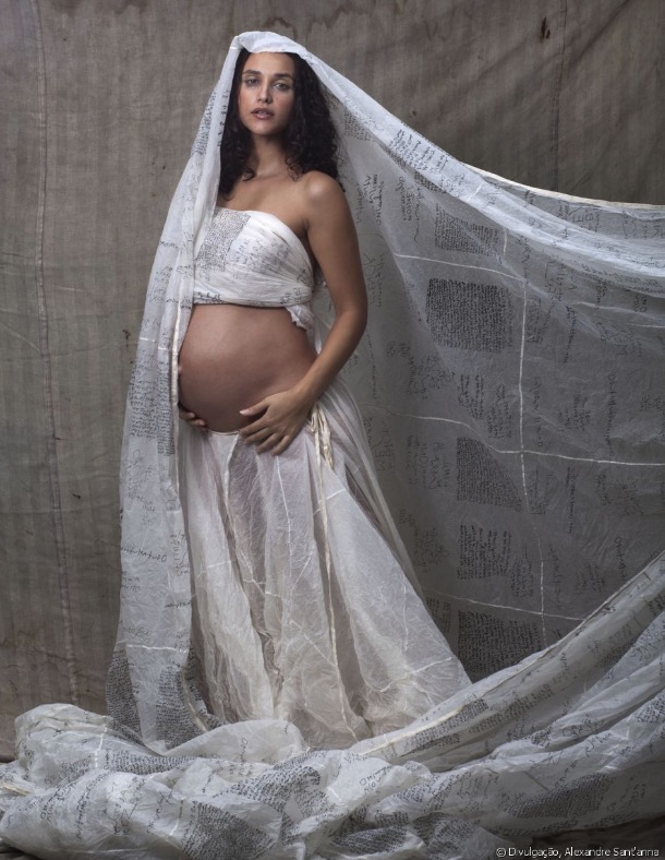  Débora Nascimento posa nua e exibe barrigão aos 9 meses de gravidez