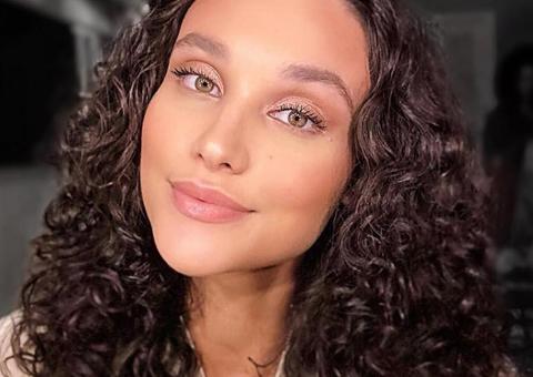  Débora Nascimento posa nua e exibe barrigão aos 9 meses de gravidez