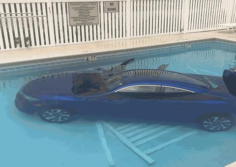 Mulher comanda volante e carro vai parar dentro da piscina 