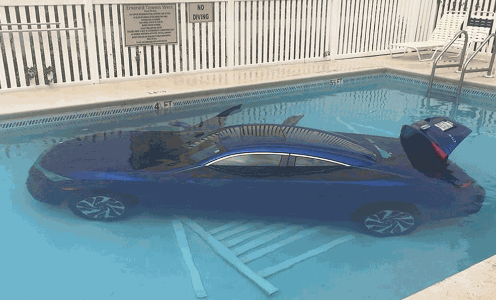 Mulher comanda volante e carro vai parar dentro da piscina 