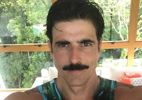 Reynaldo Gianecchini posta foto de bumbum misterioso e internautas apontam: 'travesti'