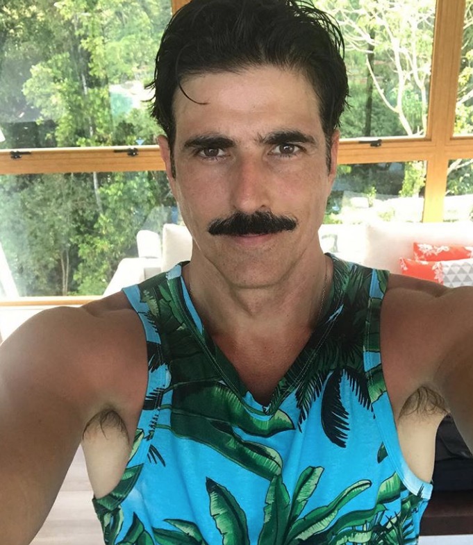 Reynaldo Gianecchini posta foto de bumbum misterioso e internautas apontam: 'travesti'