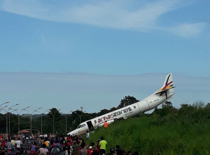 Avião se choca com pássaros ao decolar e fica por um ‘triz’ em barranco