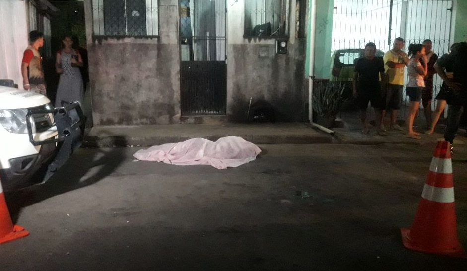 Homem é assassinado com seis tiros por bandidos misteriosos em Manaus