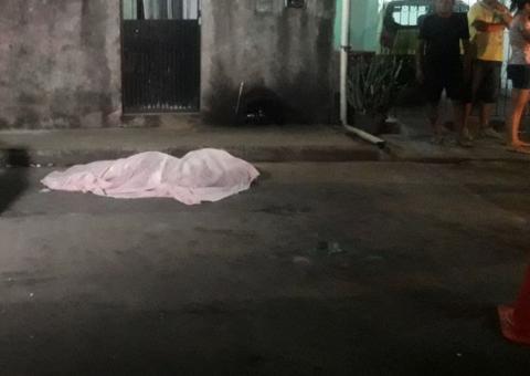 Homem é assassinado com seis tiros por bandidos misteriosos em Manaus