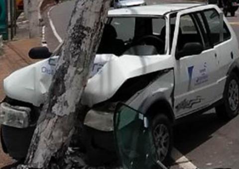 Carro da Eletrobras fica destruído ao colidir com poste em Manaus