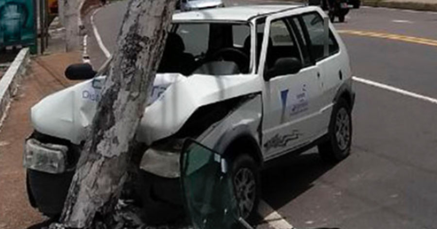 Carro da Eletrobras fica destruído ao colidir com poste em Manaus
