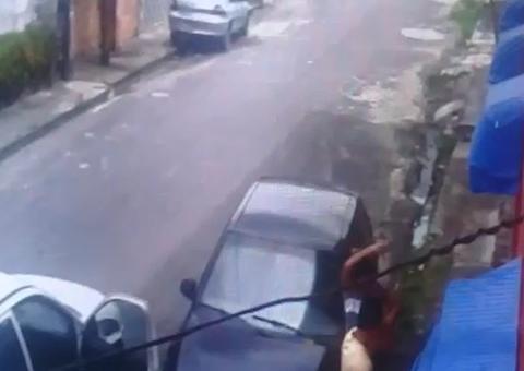 Câmeras de segurança flagram trio roubando nas ruas de Manaus