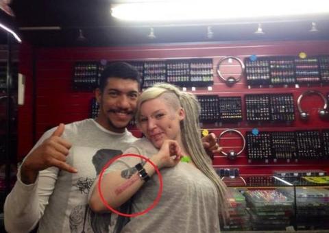 Jovem traída mutila parte do corpo para remover nome do ex-namorado tatuado