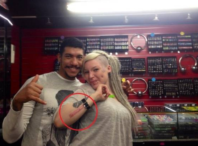 Jovem traída mutila parte do corpo para remover nome do ex-namorado tatuado