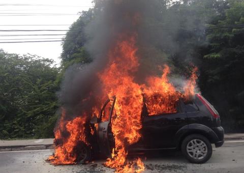 Carro pega fogo em avenida de Manaus