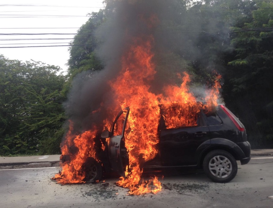 Carro pega fogo em avenida de Manaus