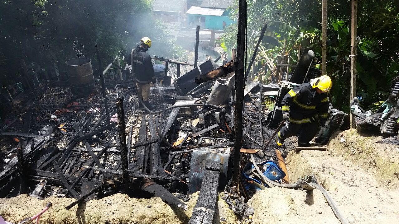 Bêbado taca fogo e destrói a própria casa em Manaus