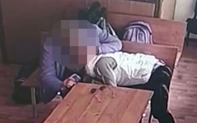 Mulher é filmada fazendo sexo oral em réu dentro de tribunal