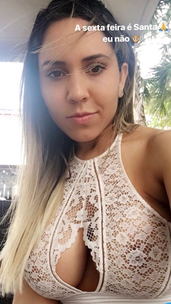 Mulher Melão posa com mamilo à mostra:  'a sexta é Santa, eu não'