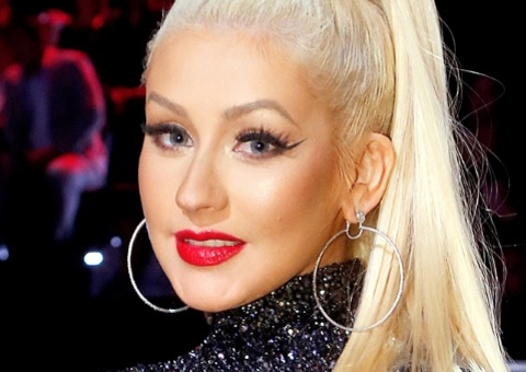 Christina Aguilera aparece irreconhecível após anos escondendo rosto com maquiagem