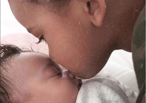 Kim Kardashian mostra filho beijando irmã caçula e encanta seguidores