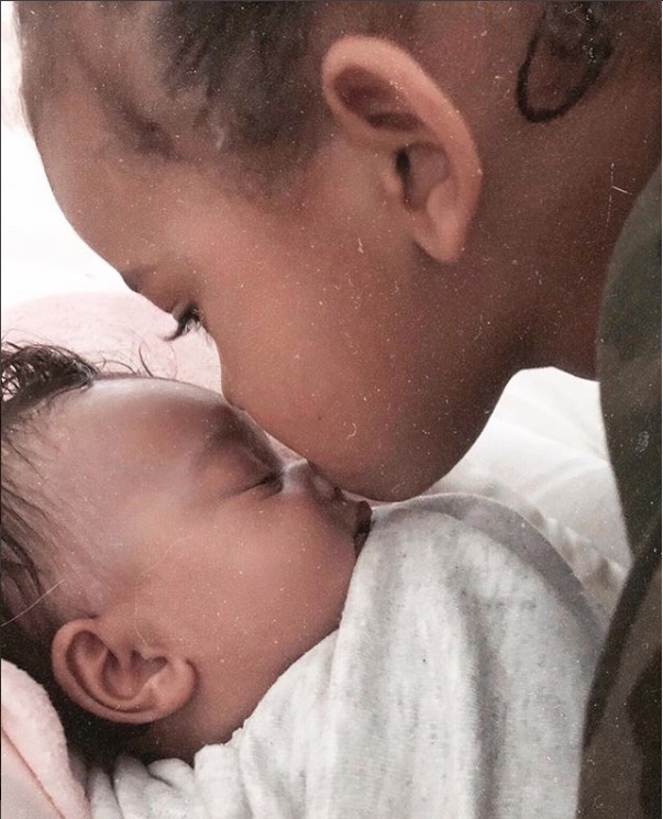 Kim Kardashian mostra filho beijando irmã caçula e encanta seguidores