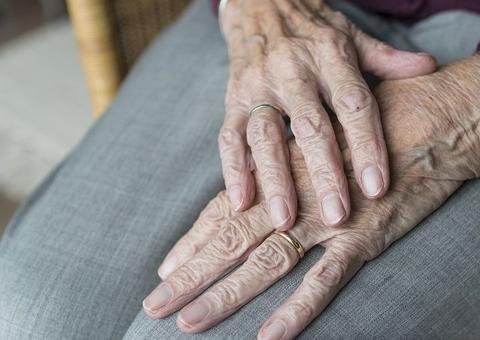 Idoso é torturado e morto a facadas dentro de casa por bandidos misteriosos