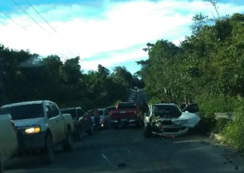 Carros se chocam de frente e passageiros são arremessados em estrada de Manaus