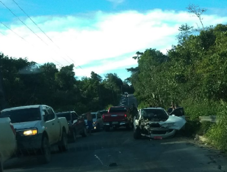 Carros se chocam de frente e passageiros são arremessados em estrada de Manaus