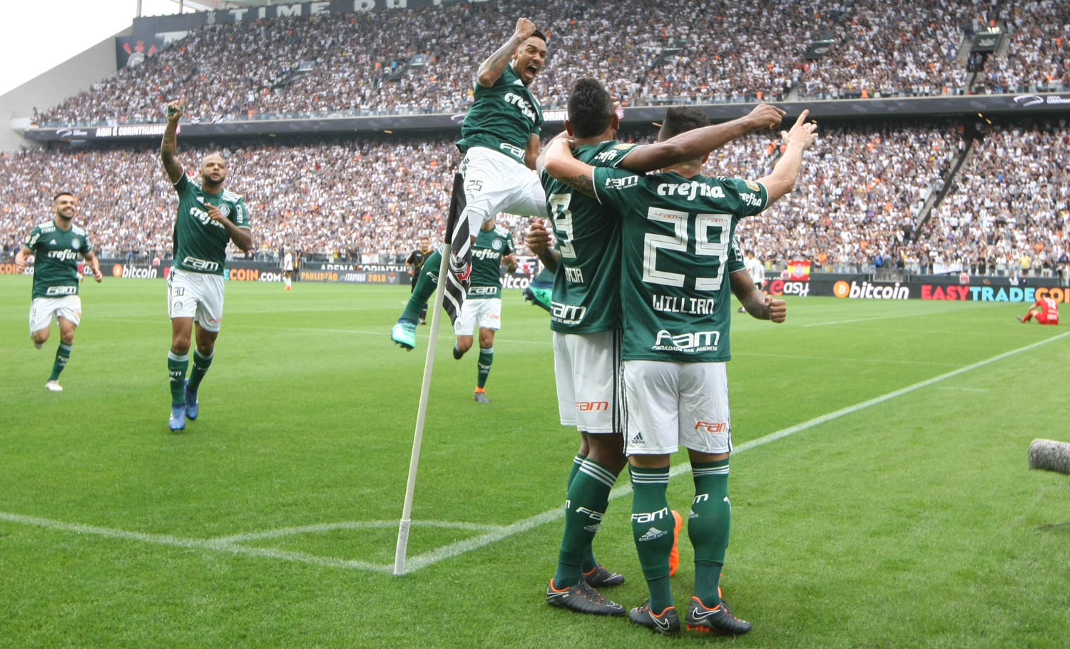 Com uma expulsão para cada lado, Palmeiras bate o Corinthians no primeiro jogo da final do Paulista