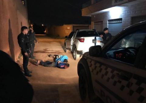 Assaltantes são presos após roubarem carro e esquecerem celular no local do crime
