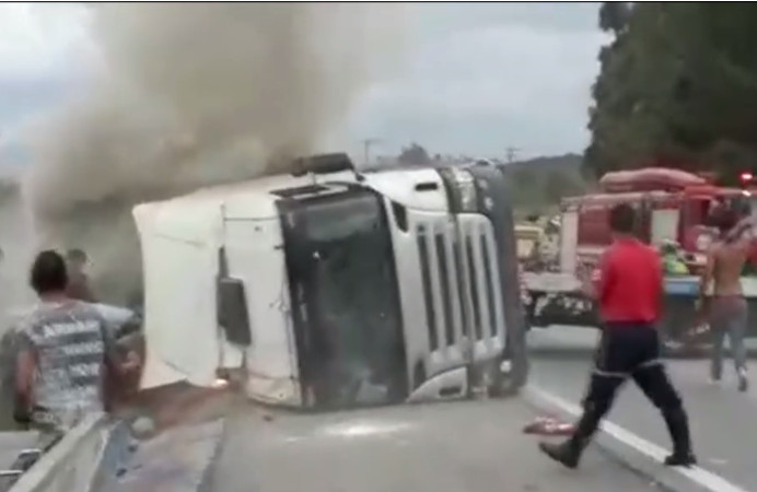 Duas crianças morrem após caminhão carregado de doces tombar sobre carro 